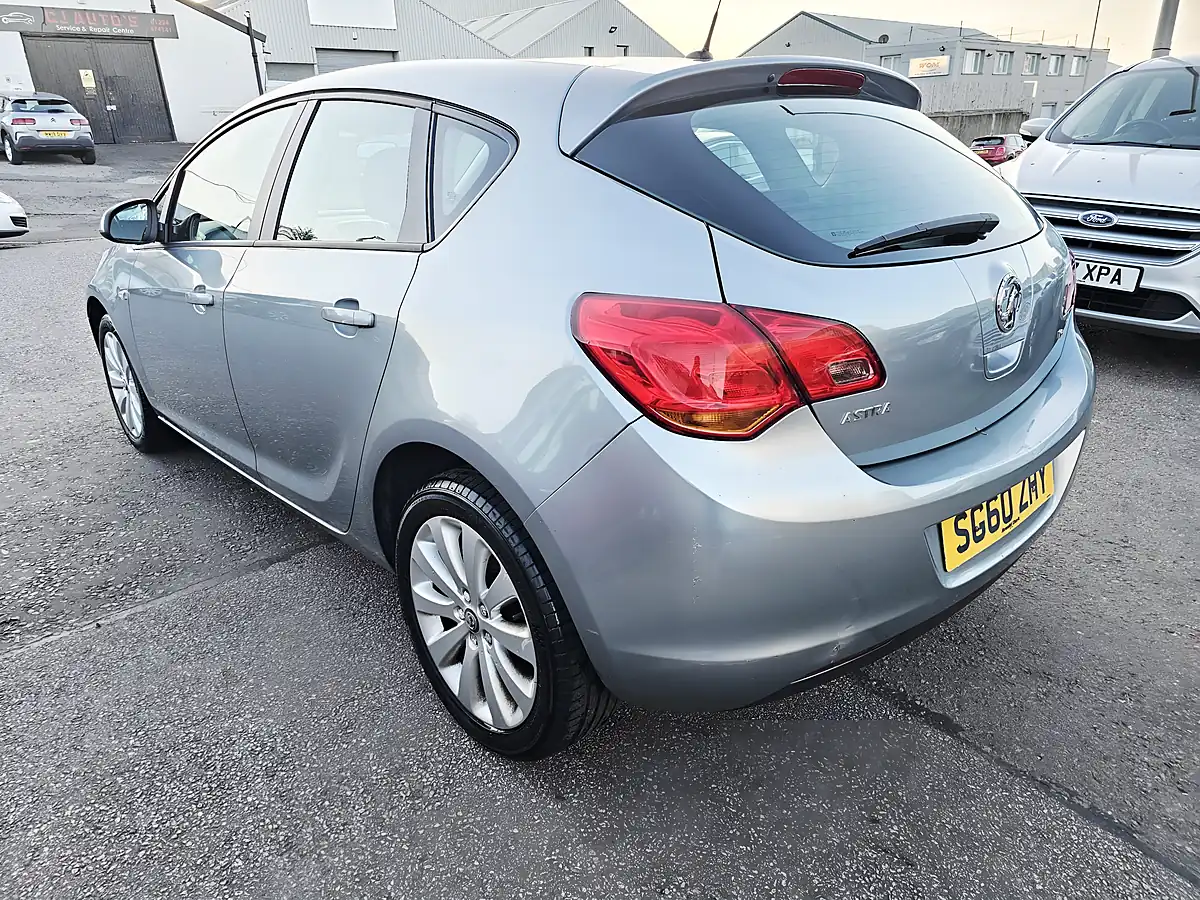 Used 2010 Vauxhall Astra Exclusiv Silver - Interior and Exterior details 5