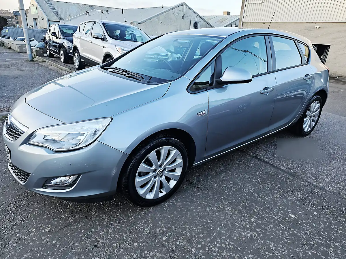 Used 2010 Vauxhall Astra Exclusiv Silver - Interior and Exterior details 6