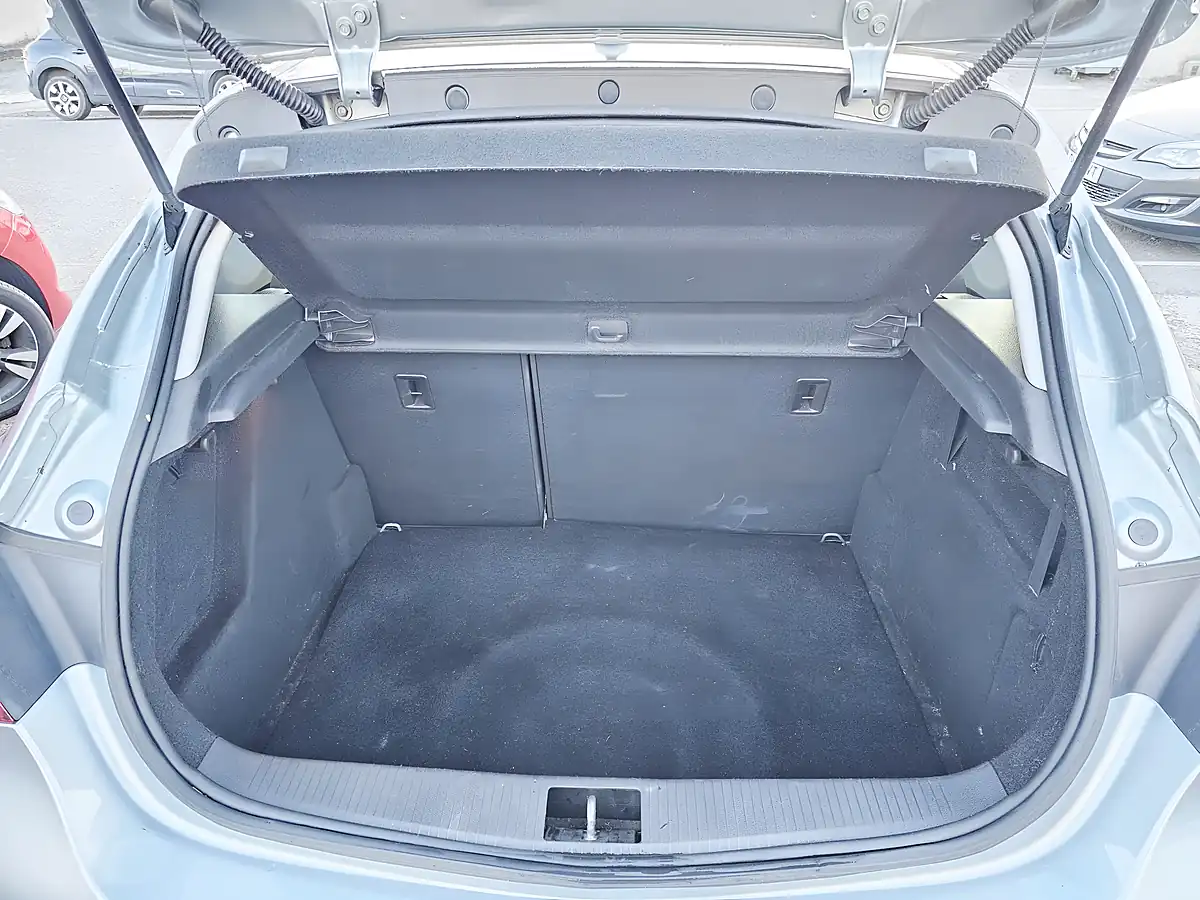 Used 2010 Vauxhall Astra Exclusiv Silver - Interior and Exterior details 7