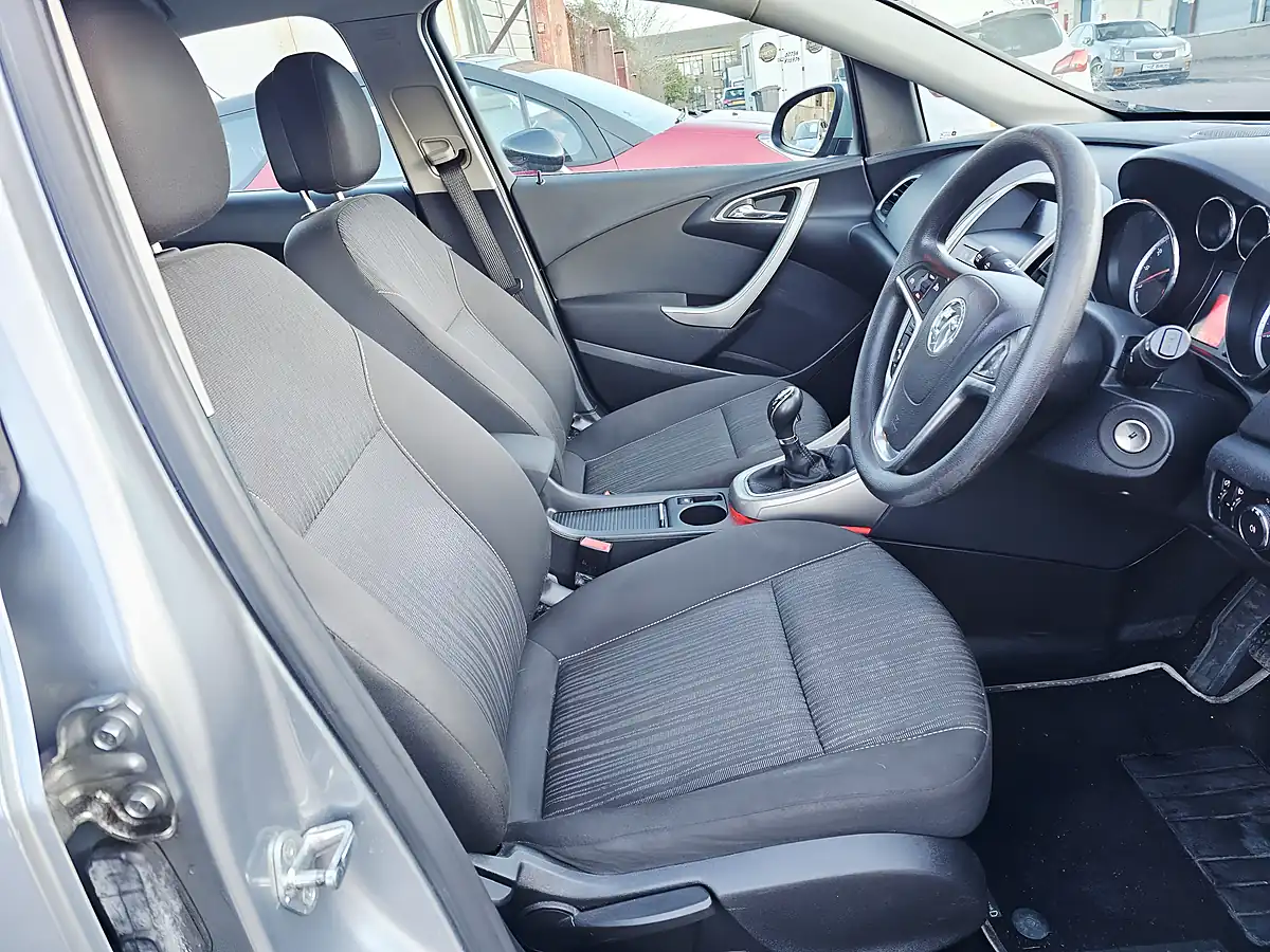 Used 2010 Vauxhall Astra Exclusiv Silver - Interior and Exterior details 9