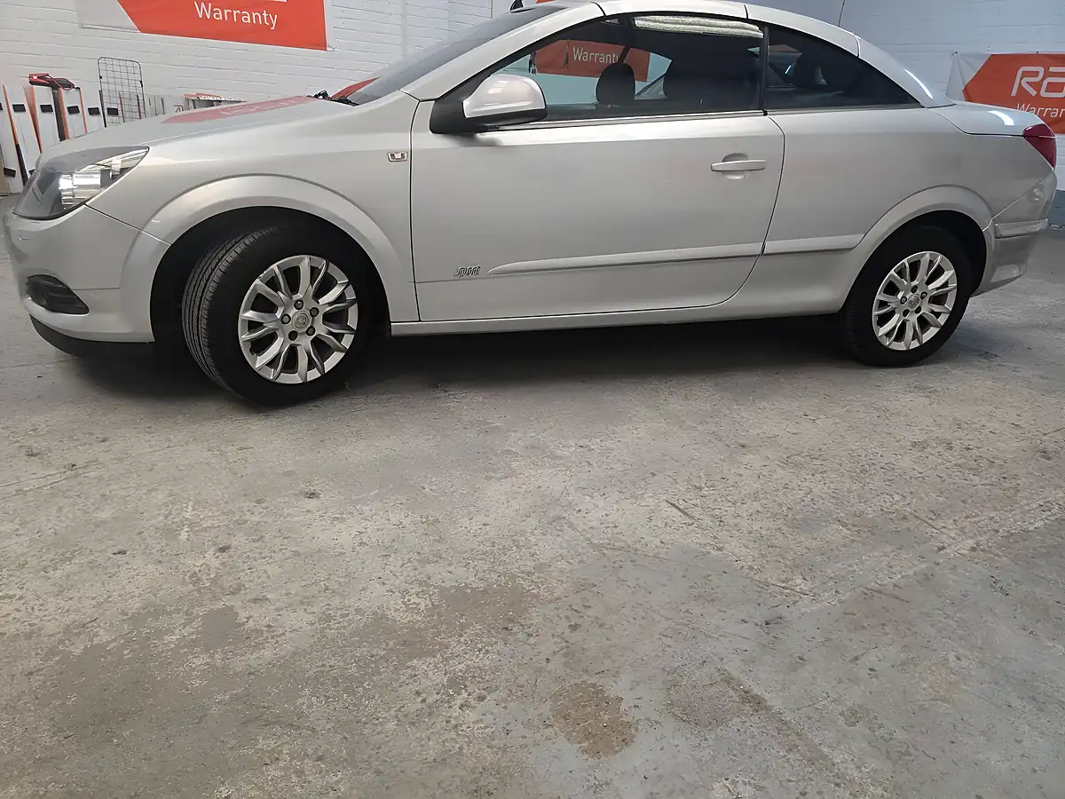 Used 2010 Vauxhall Astra Sport Twin Top Silver - Interior and Exterior details 10