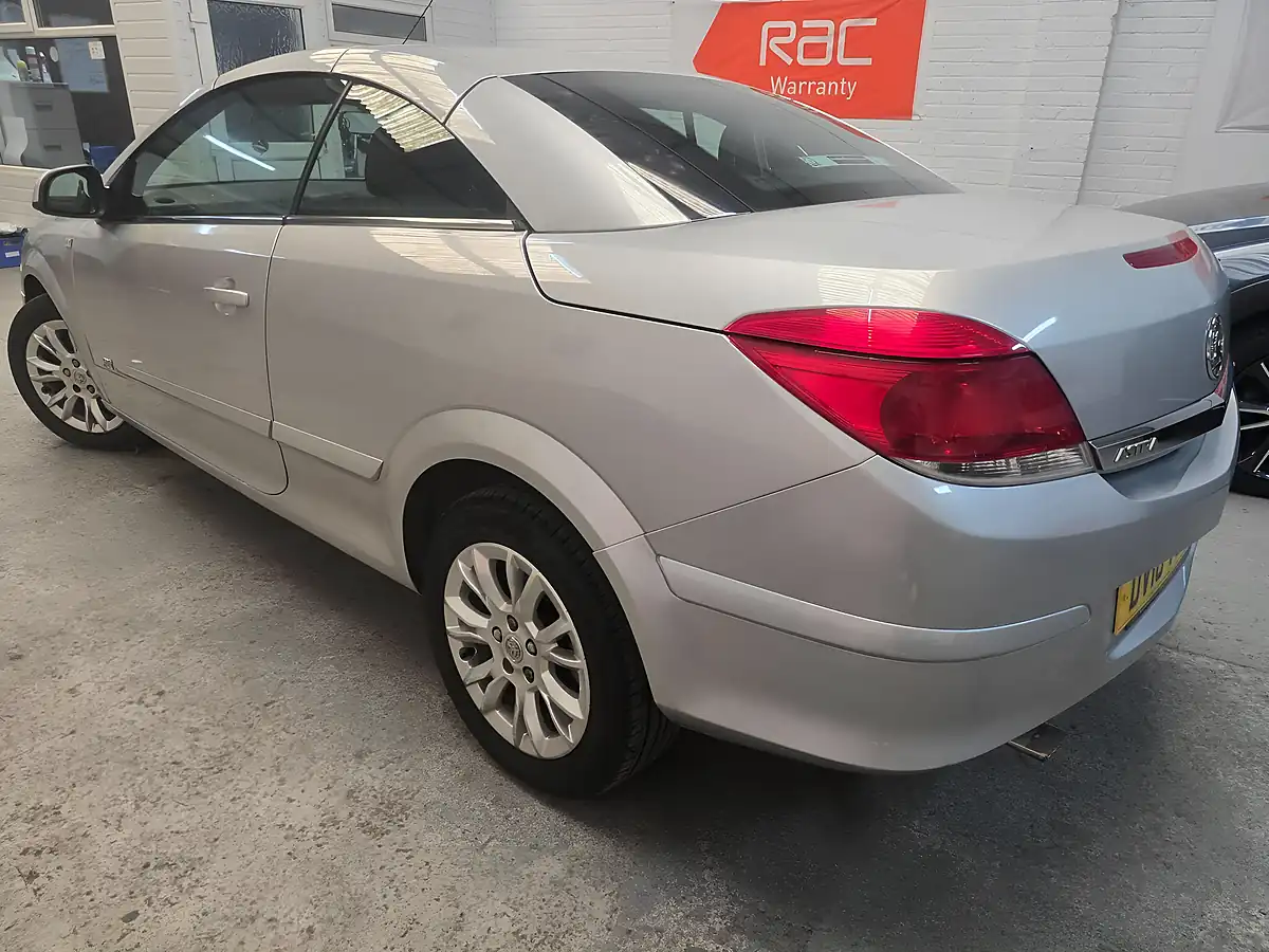 Used 2010 Vauxhall Astra Sport Twin Top Silver - Interior and Exterior details 11