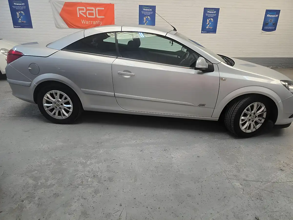 Used 2010 Vauxhall Astra Sport Twin Top Silver - Interior and Exterior details 13