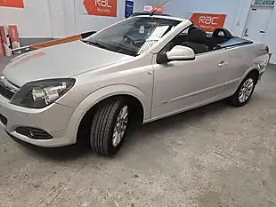 Used 2010 Vauxhall Astra Sport Twin Top Silver - Interior and Exterior details 2