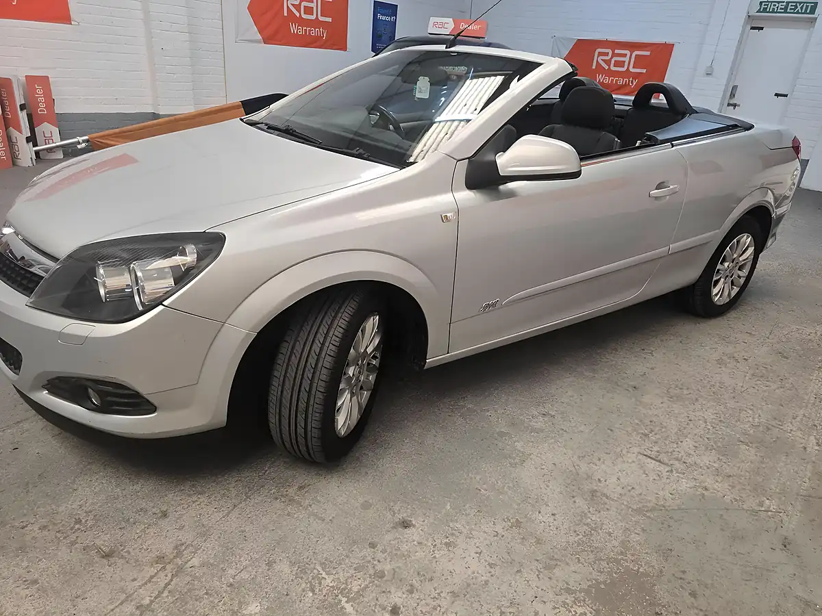 Used 2010 Vauxhall Astra Sport Twin Top Silver - Interior and Exterior details 2