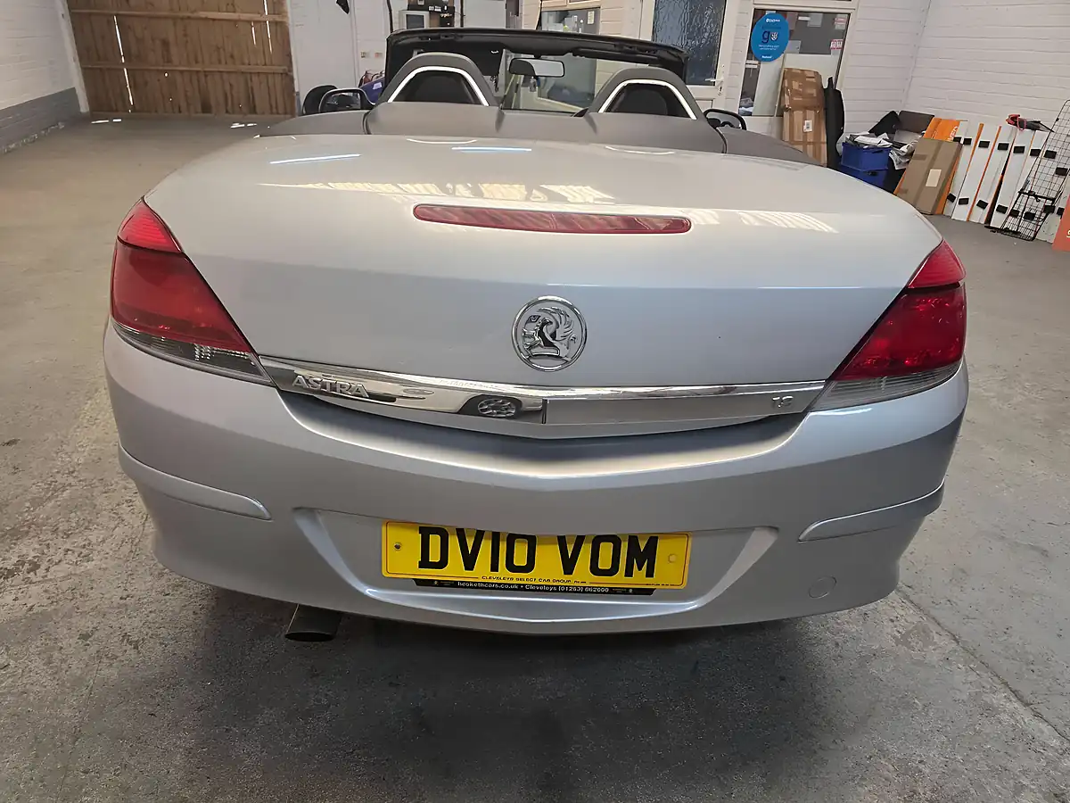 Used 2010 Vauxhall Astra Sport Twin Top Silver - Interior and Exterior details 3