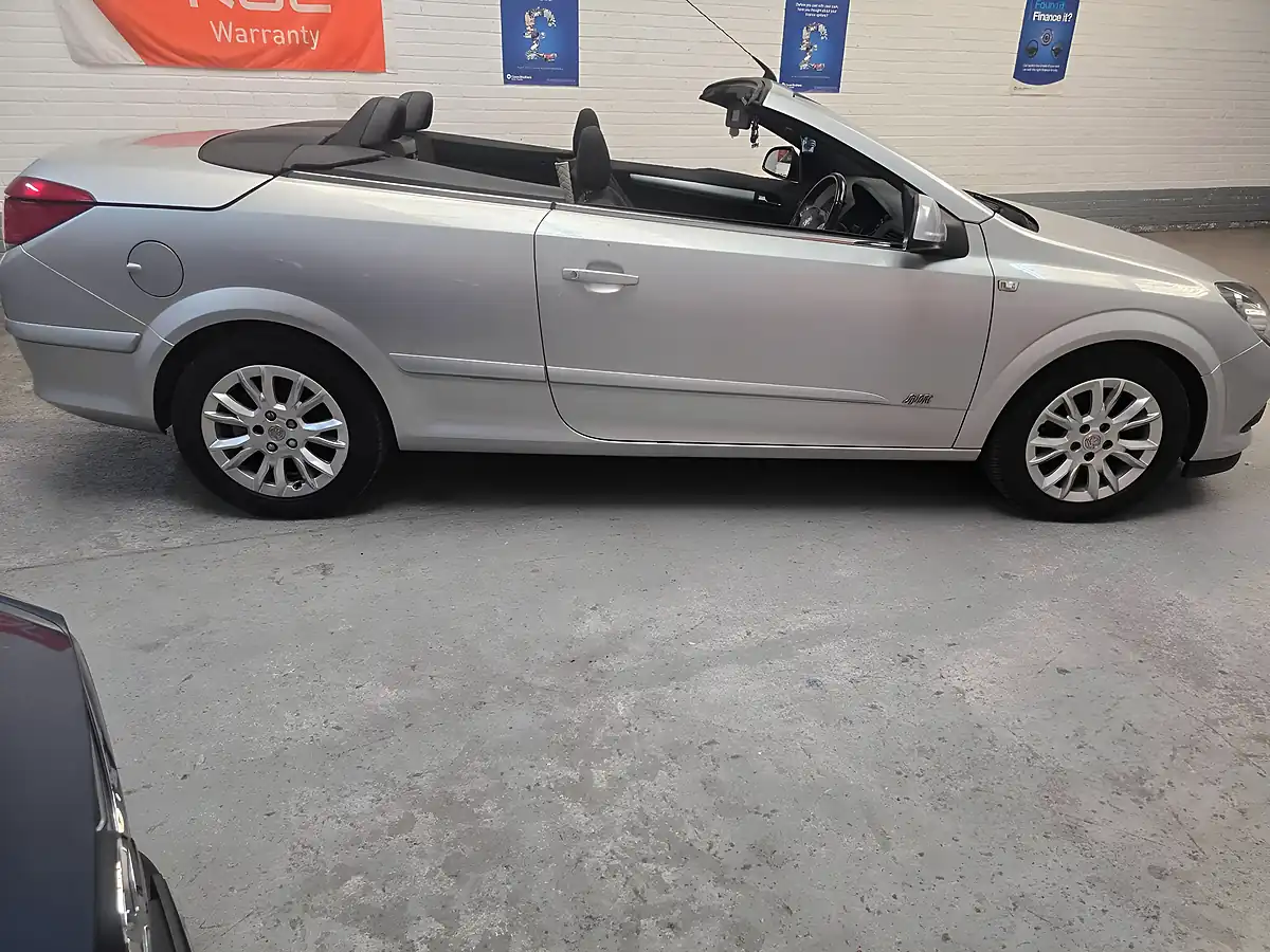 Used 2010 Vauxhall Astra Sport Twin Top Silver - Interior and Exterior details 4