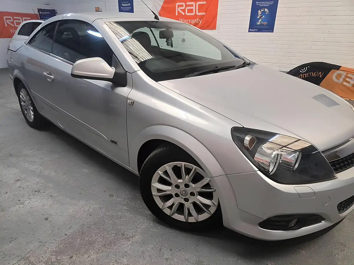 Used 2010 Vauxhall Astra Sport Twin Top Silver - Interior and Exterior details 5