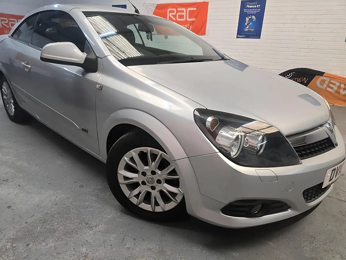Used 2010 Vauxhall Astra Sport Twin Top Silver - Interior and Exterior details 6