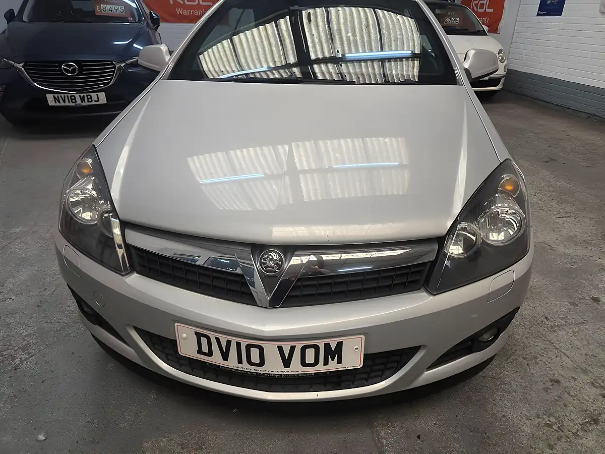 Used 2010 Vauxhall Astra Sport Twin Top Silver - Interior and Exterior details 7