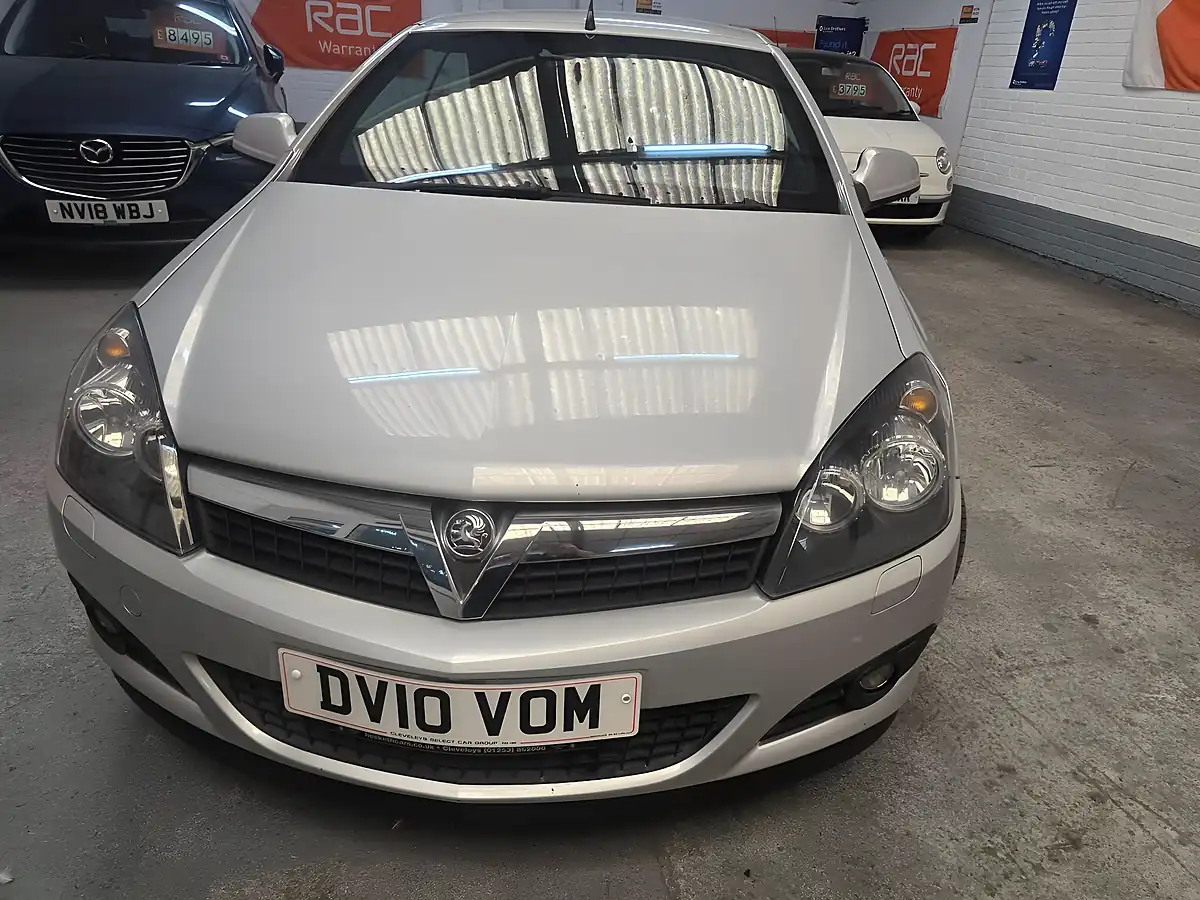 Used 2010 Vauxhall Astra Sport Twin Top Silver - Interior and Exterior details 8