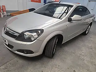 Used 2010 Vauxhall Astra Sport Twin Top Silver - Interior and Exterior details 9
