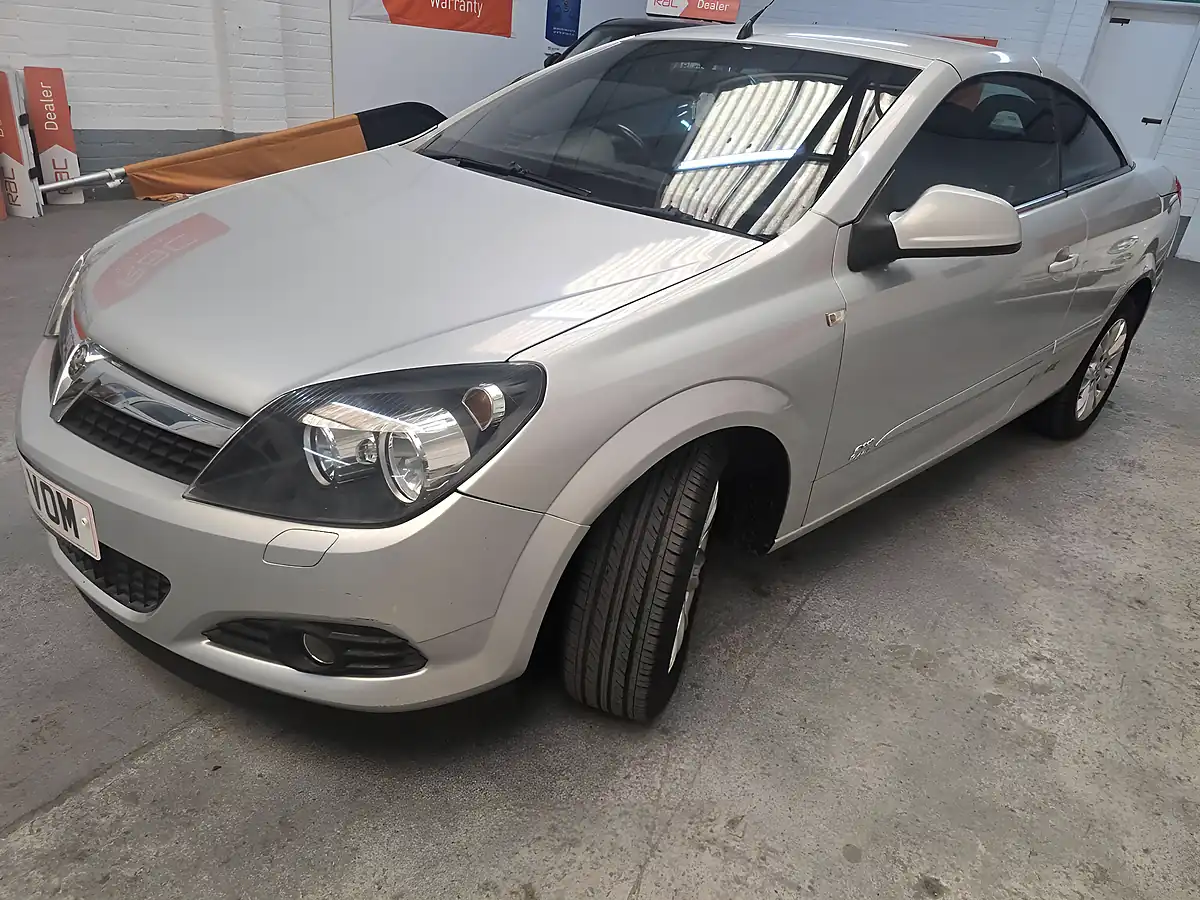 Used 2010 Vauxhall Astra Sport Twin Top Silver - Interior and Exterior details 9