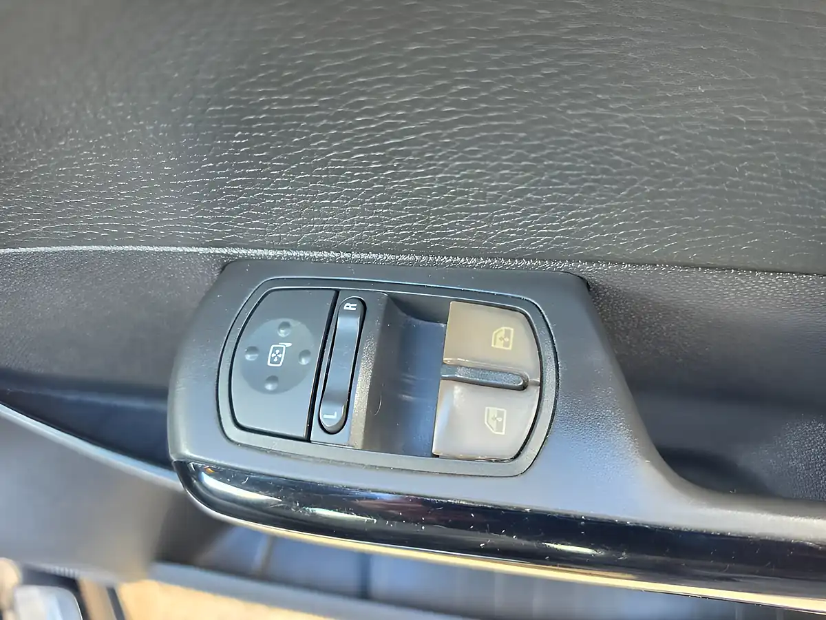 Used 2010 Vauxhall Corsa Se Black - Interior and Exterior details 12