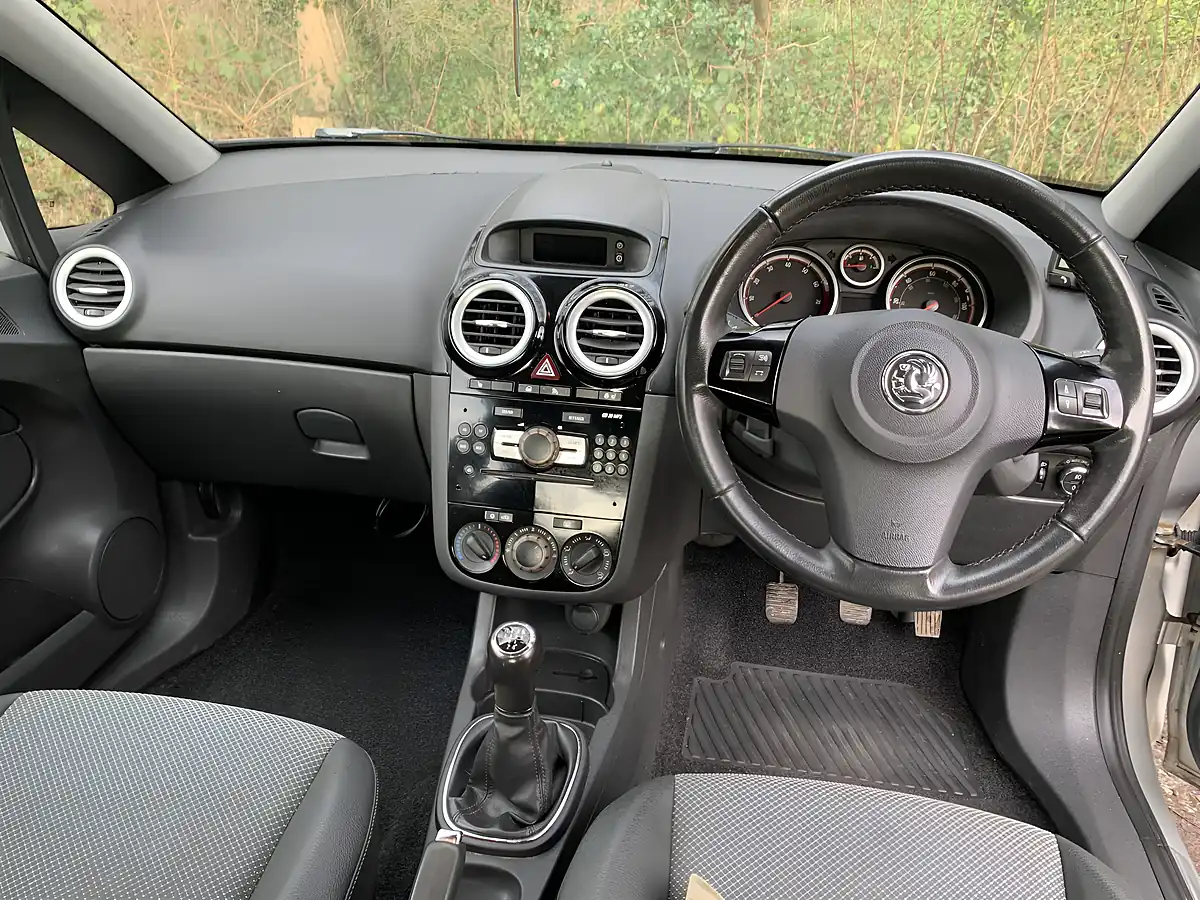 Used 2010 Vauxhall Corsa Se Silver - Interior and Exterior details 13