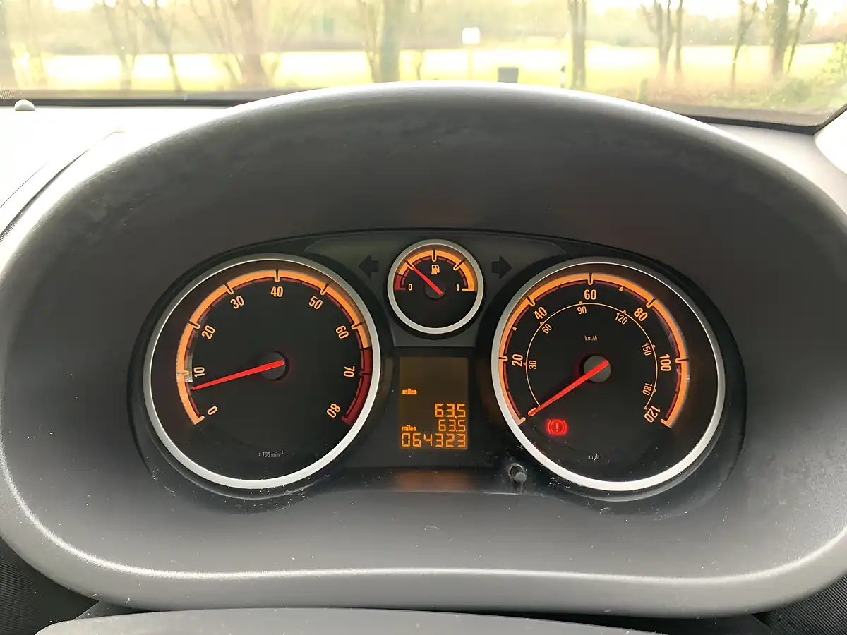 Used 2010 Vauxhall Corsa Se Silver - Interior and Exterior details 14