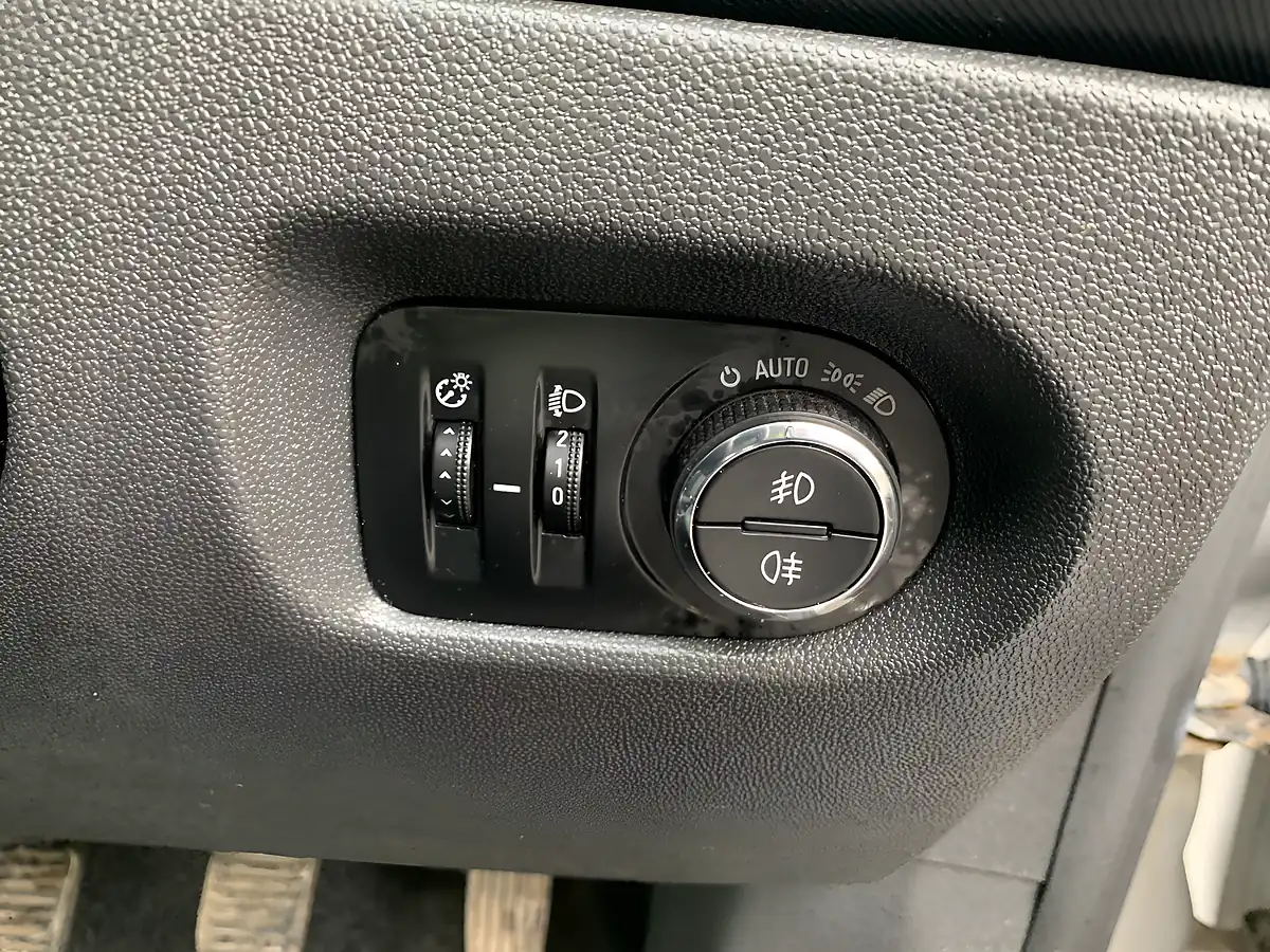 Used 2010 Vauxhall Corsa Se Silver - Interior and Exterior details 16