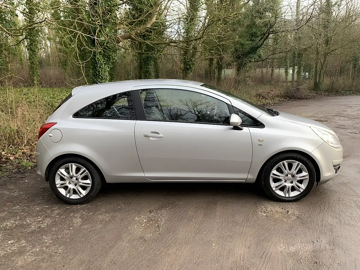 Used 2010 Vauxhall Corsa Se Silver - Interior and Exterior details 4