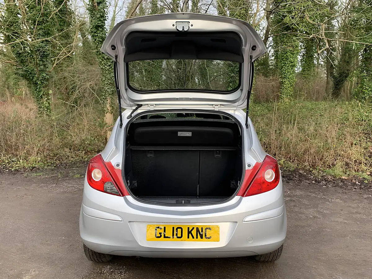 Used 2010 Vauxhall Corsa Se Silver - Interior and Exterior details 9