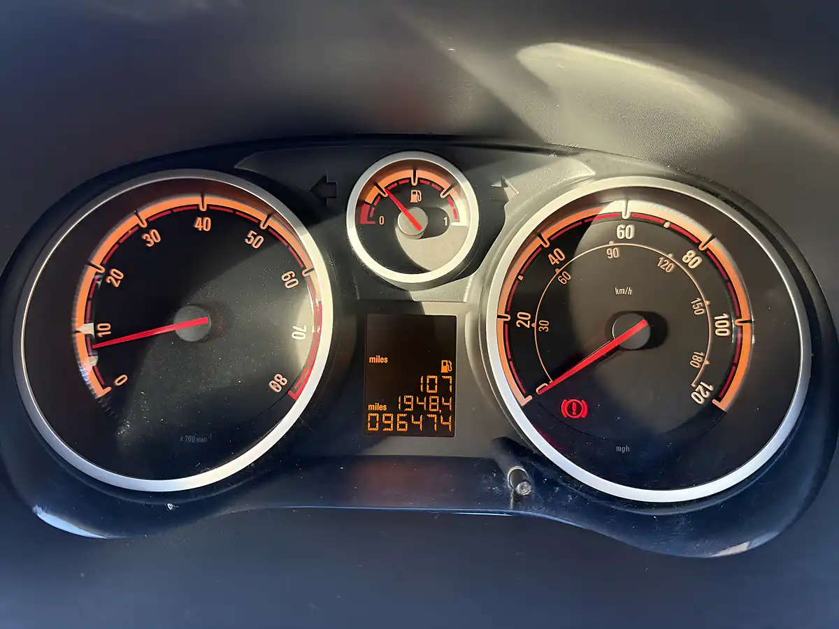 Used 2010 Vauxhall Corsa Se Silver - Interior and Exterior details 10