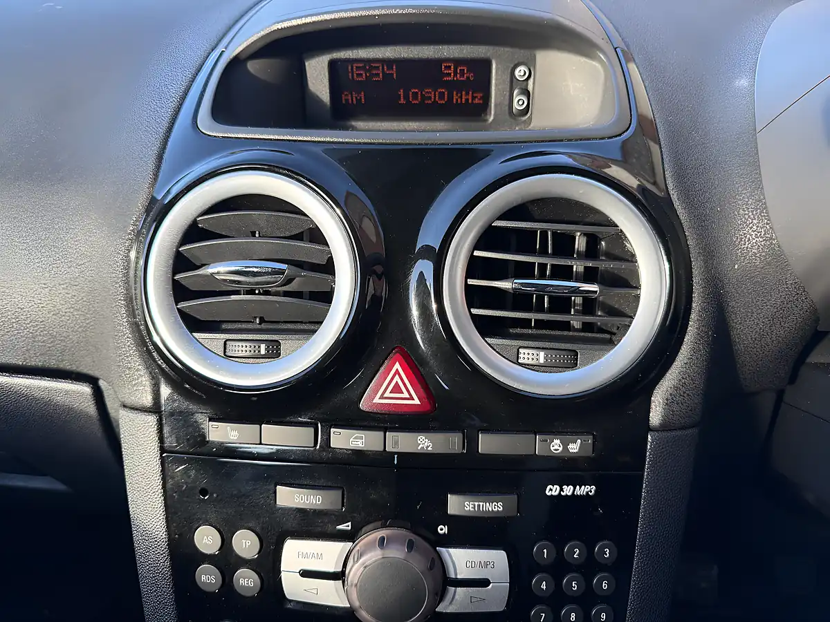 Used 2010 Vauxhall Corsa Se Silver - Interior and Exterior details 11