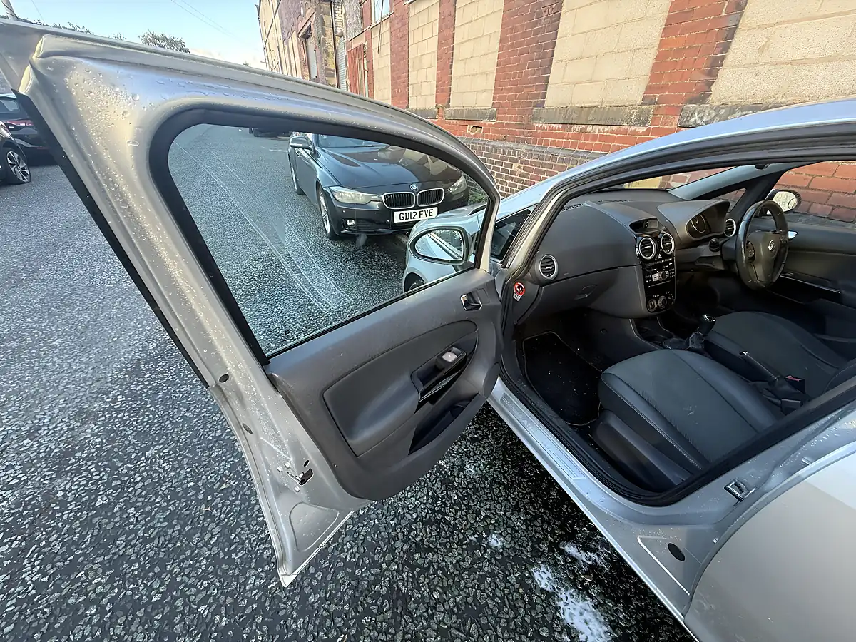 Used 2010 Vauxhall Corsa Se Silver - Interior and Exterior details 17