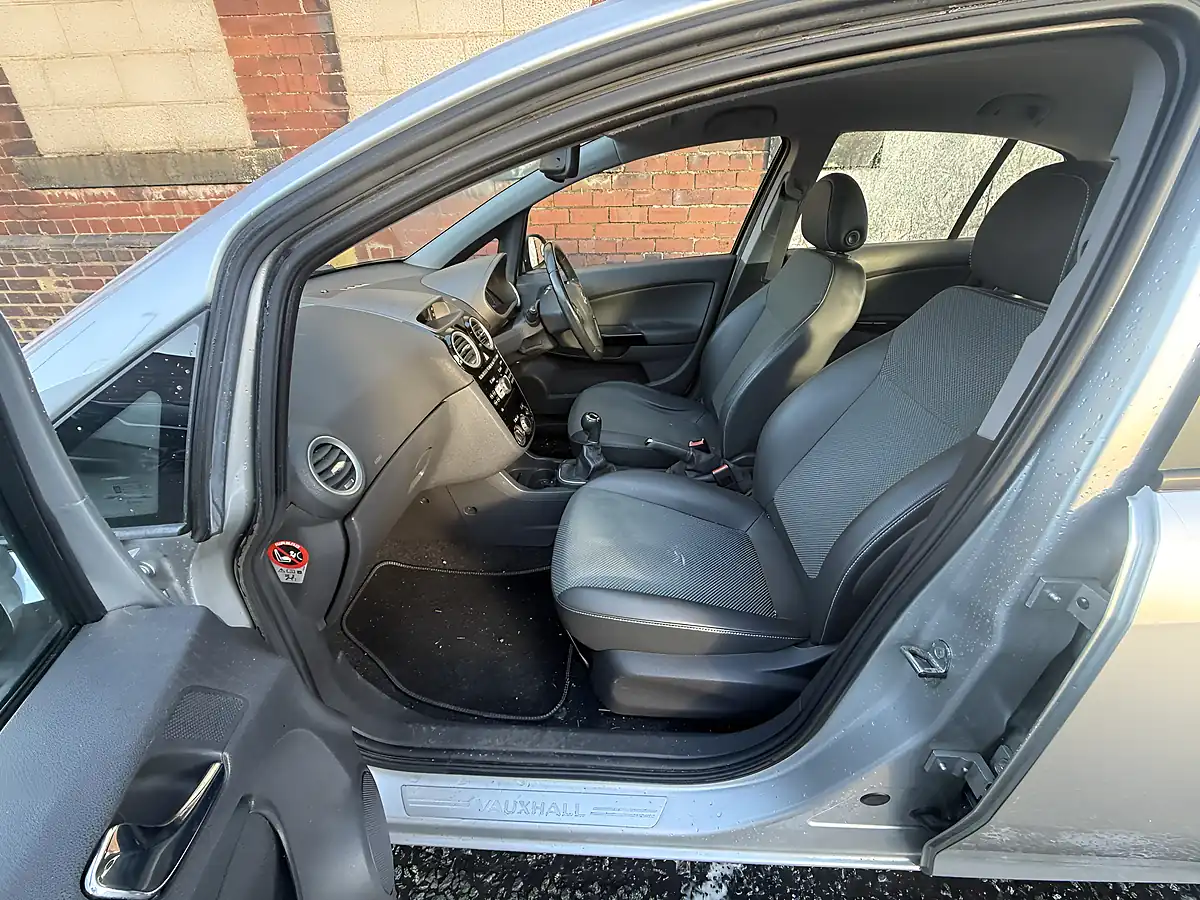 Used 2010 Vauxhall Corsa Se Silver - Interior and Exterior details 18