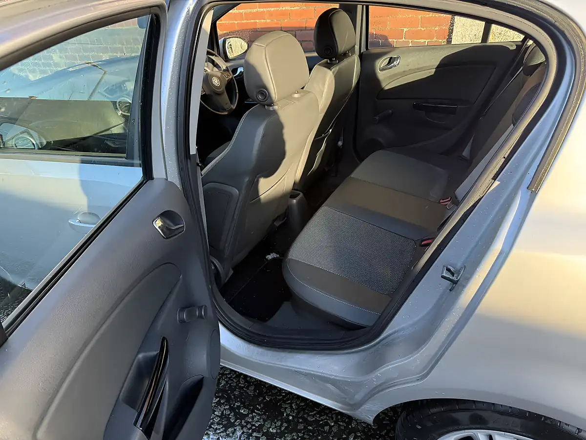Used 2010 Vauxhall Corsa Se Silver - Interior and Exterior details 19
