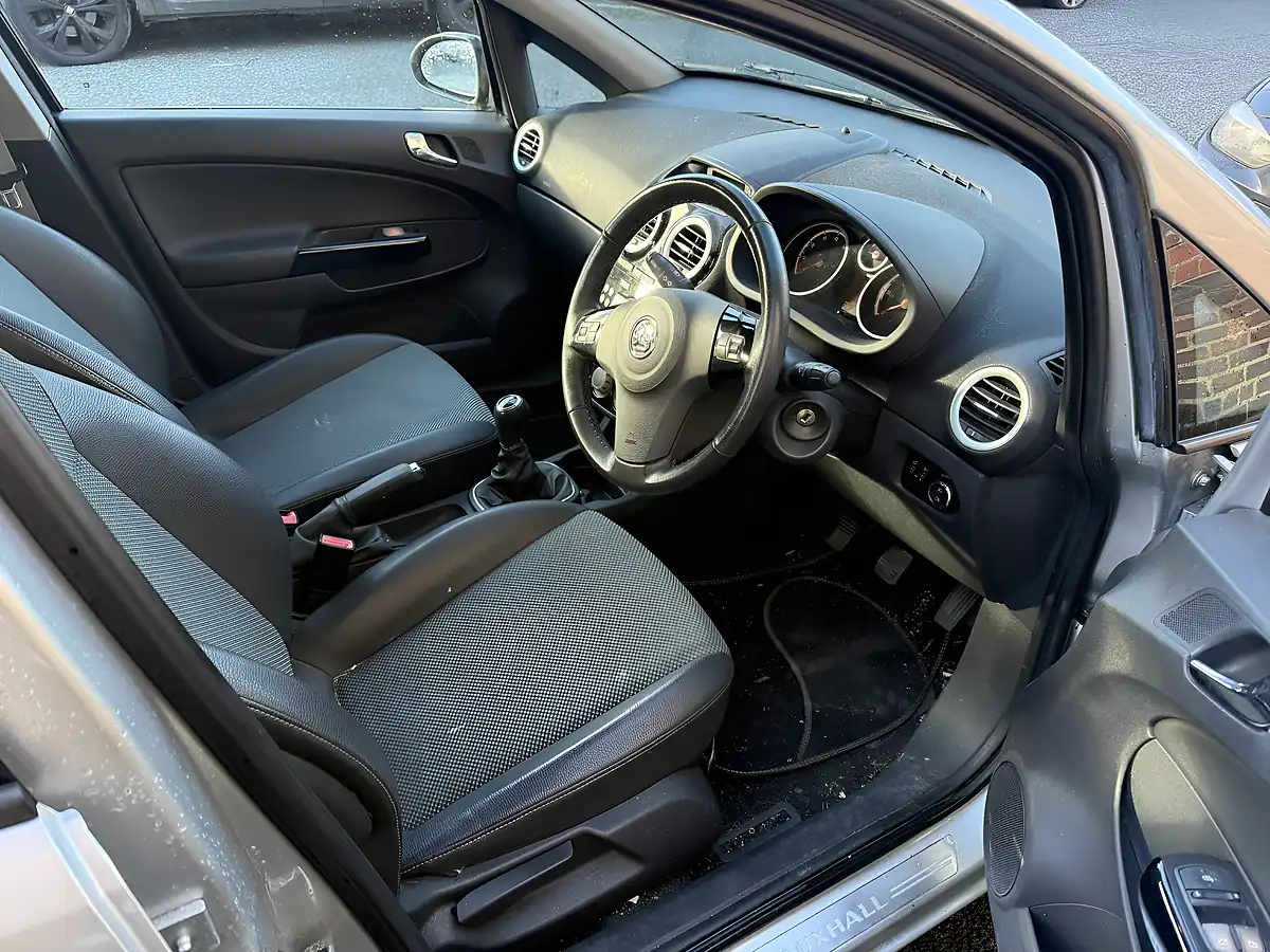 Used 2010 Vauxhall Corsa Se Silver - Interior and Exterior details 8