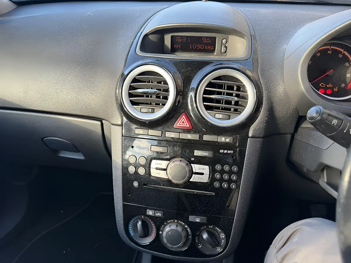 Used 2010 Vauxhall Corsa Se Silver - Interior and Exterior details 9