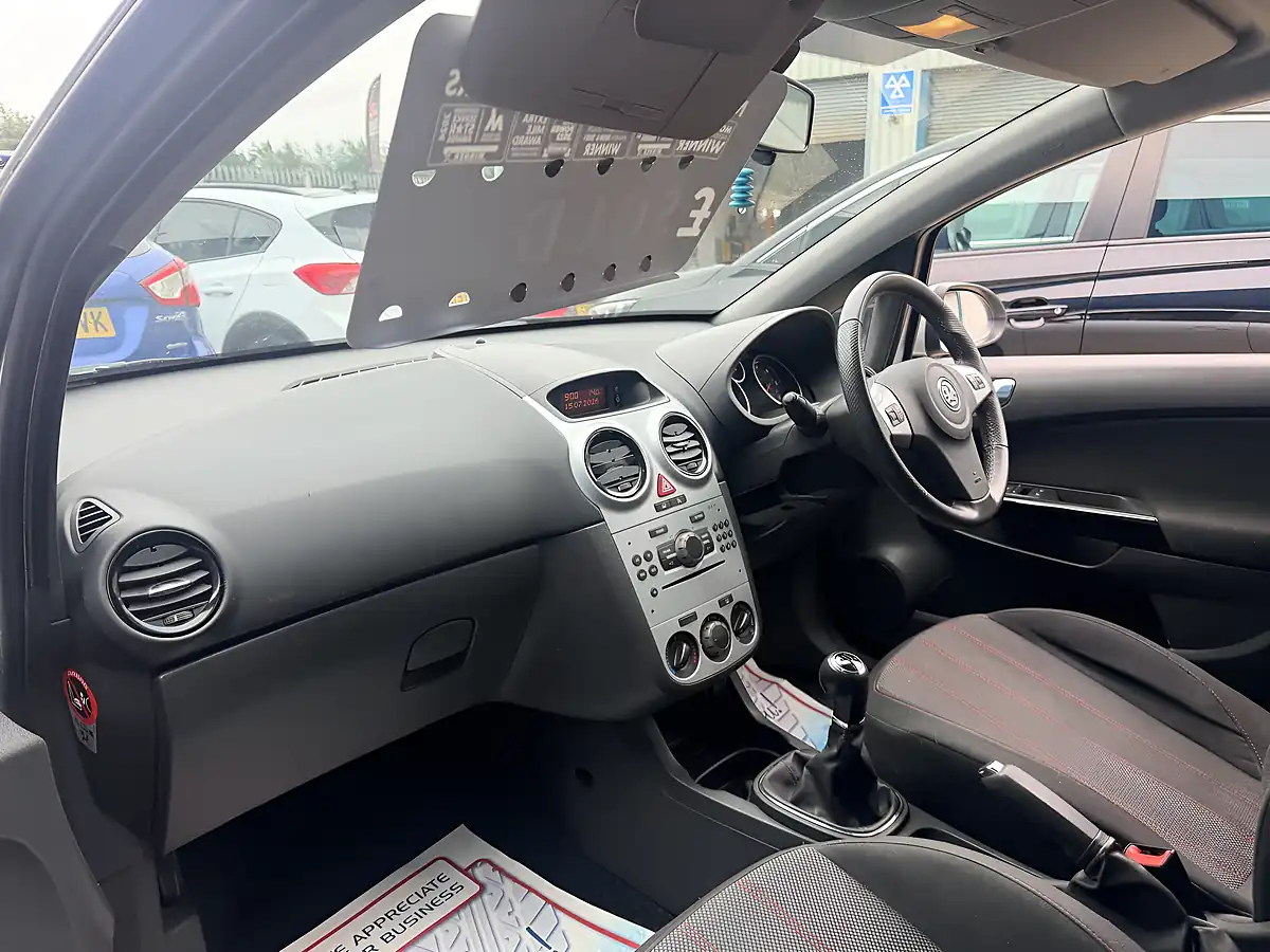 Used 2010 Vauxhall Corsa Sxi Silver - Interior and Exterior details 12