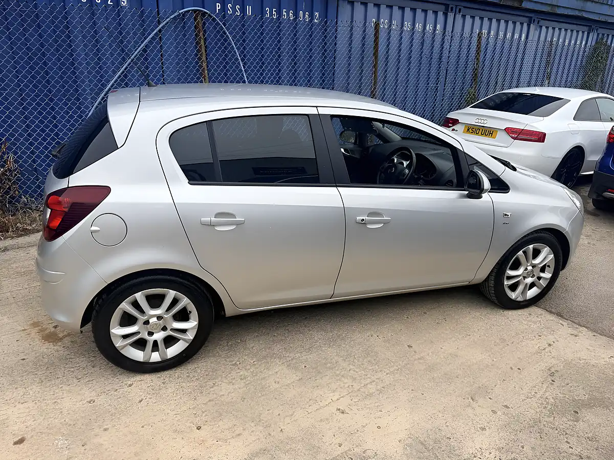 Used 2010 Vauxhall Corsa Sxi Silver - Interior and Exterior details 6