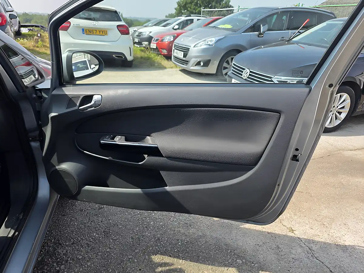 Used 2010 Vauxhall Corsa Sxi Silver - Interior and Exterior details 11