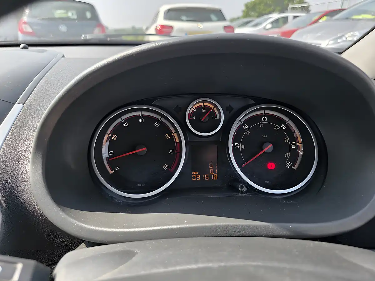 Used 2010 Vauxhall Corsa Sxi Silver - Interior and Exterior details 14
