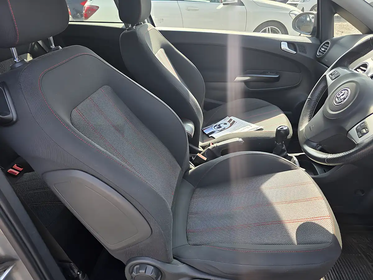 Used 2010 Vauxhall Corsa Sxi Silver - Interior and Exterior details 9
