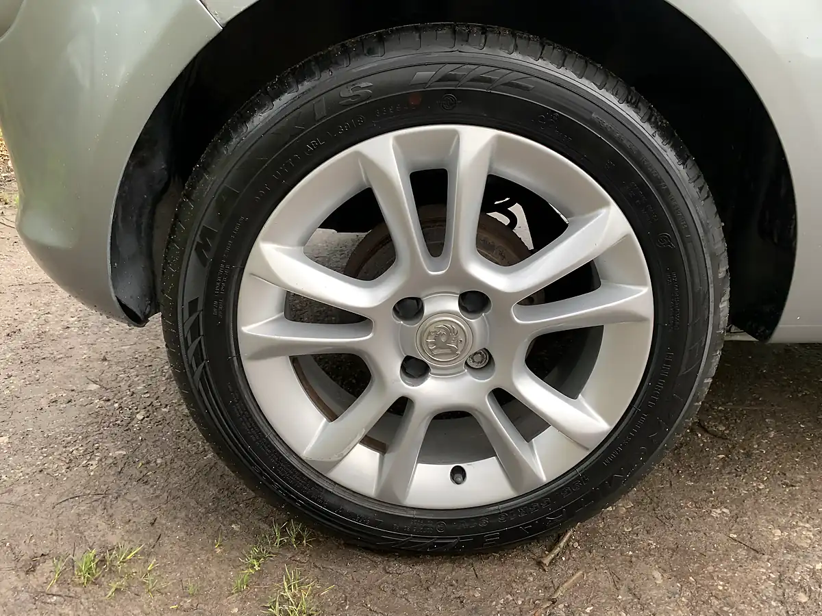 Used 2010 Vauxhall Corsa Sxi Silver - Interior and Exterior details 10