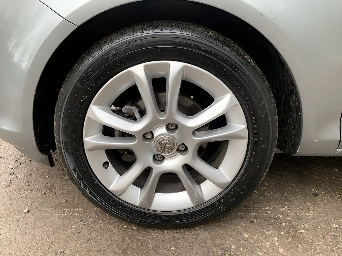 Used 2010 Vauxhall Corsa Sxi Silver - Interior and Exterior details 11