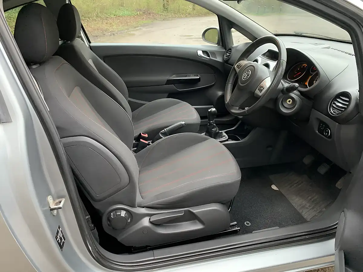 Used 2010 Vauxhall Corsa Sxi Silver - Interior and Exterior details 14