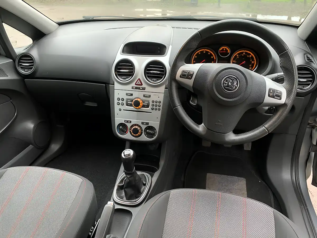 Used 2010 Vauxhall Corsa Sxi Silver - Interior and Exterior details 15
