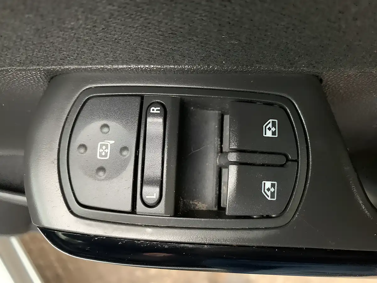 Used 2010 Vauxhall Corsa Sxi Silver - Interior and Exterior details 16