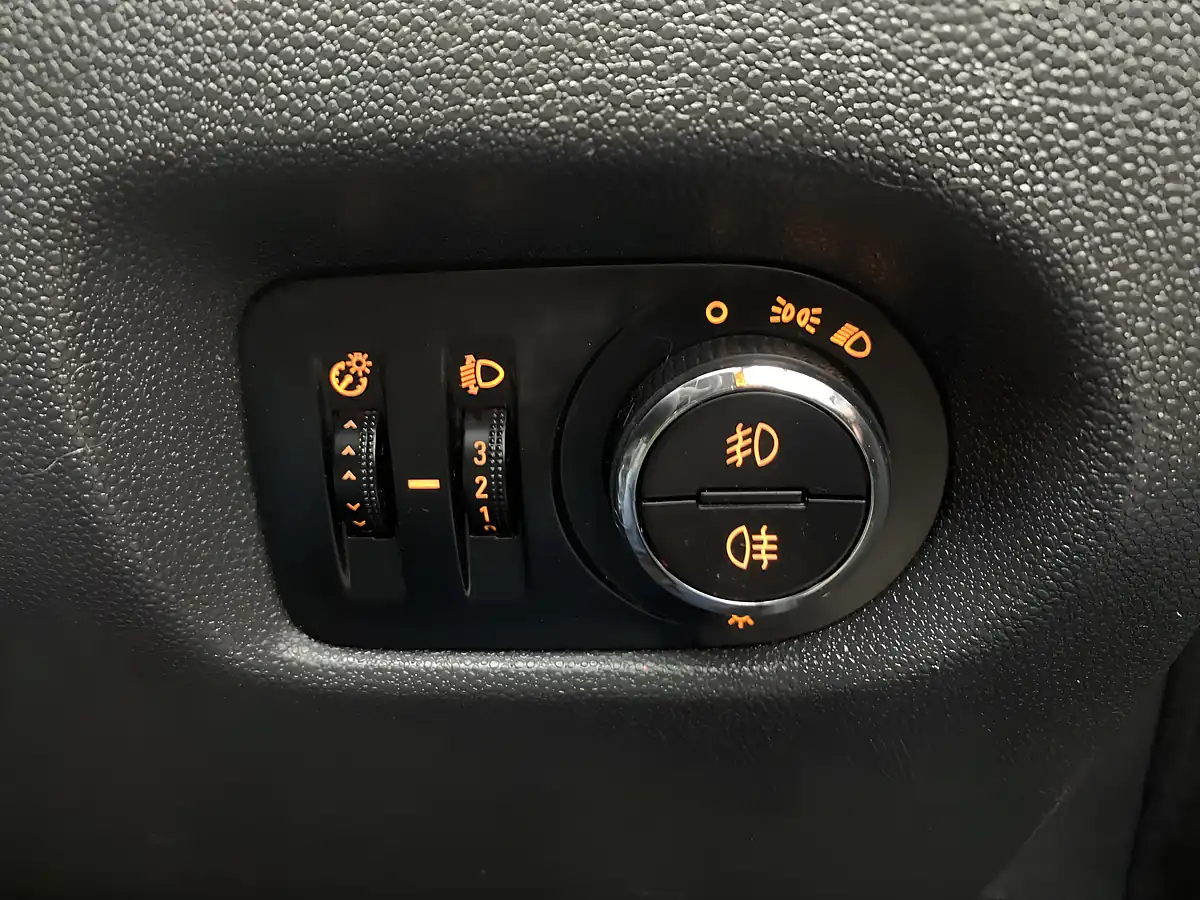 Used 2010 Vauxhall Corsa Sxi Silver - Interior and Exterior details 18