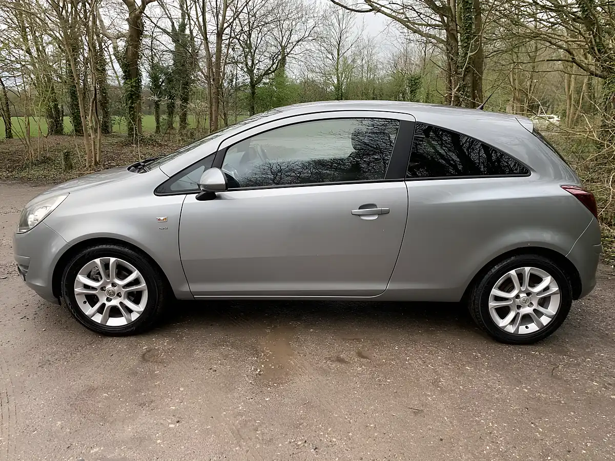 Used 2010 Vauxhall Corsa Sxi Silver - Interior and Exterior details 5