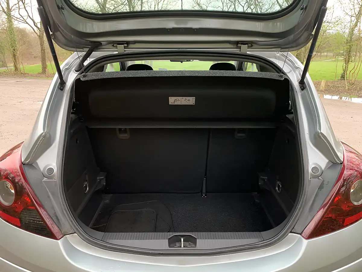 Used 2010 Vauxhall Corsa Sxi Silver - Interior and Exterior details 9