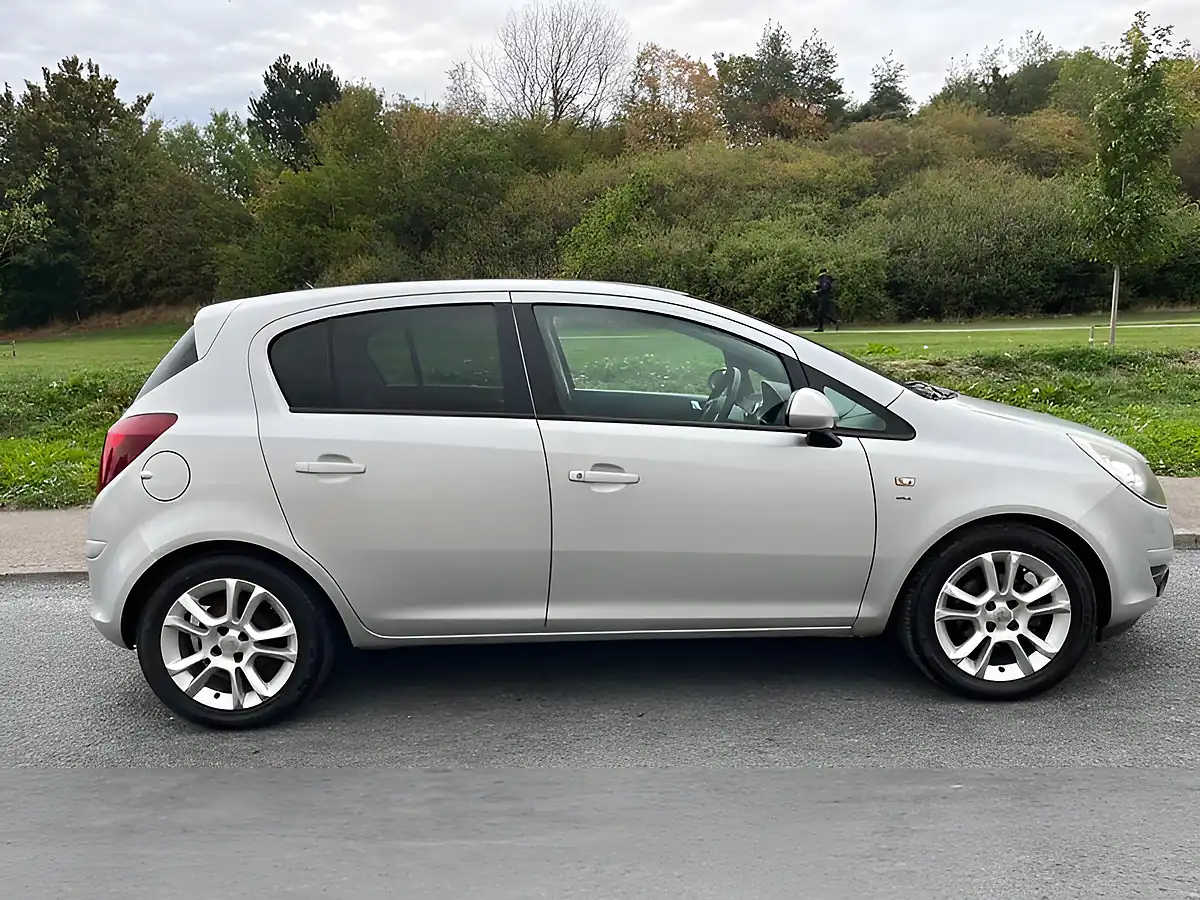 Used 2010 Vauxhall Corsa Sxi Silver - Front View