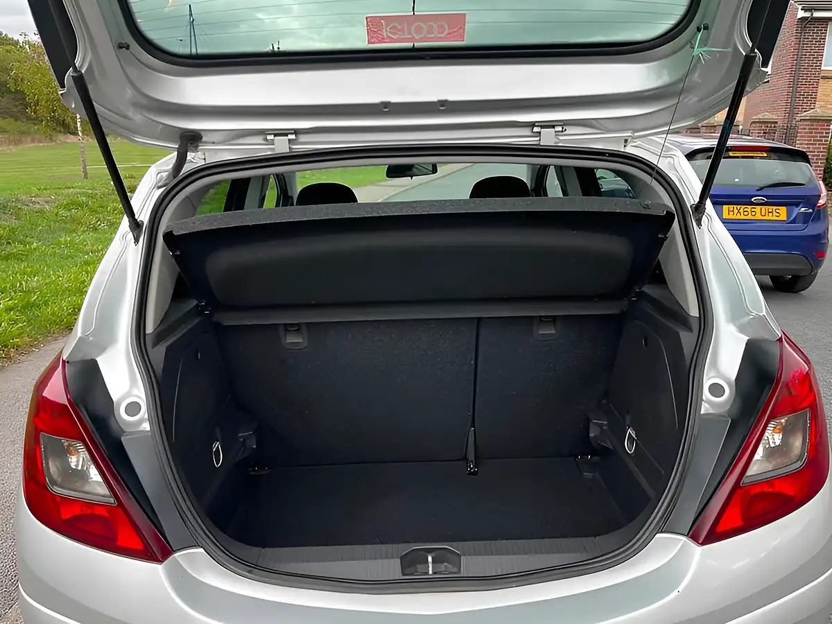 Used 2010 Vauxhall Corsa Sxi Silver - Interior and Exterior details 11
