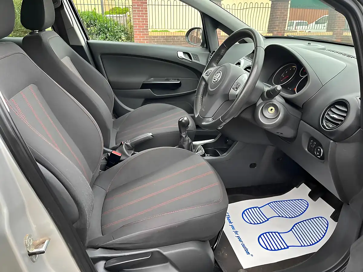 Used 2010 Vauxhall Corsa Sxi Silver - Interior and Exterior details 15