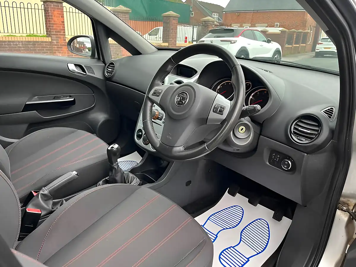 Used 2010 Vauxhall Corsa Sxi Silver - Interior and Exterior details 16