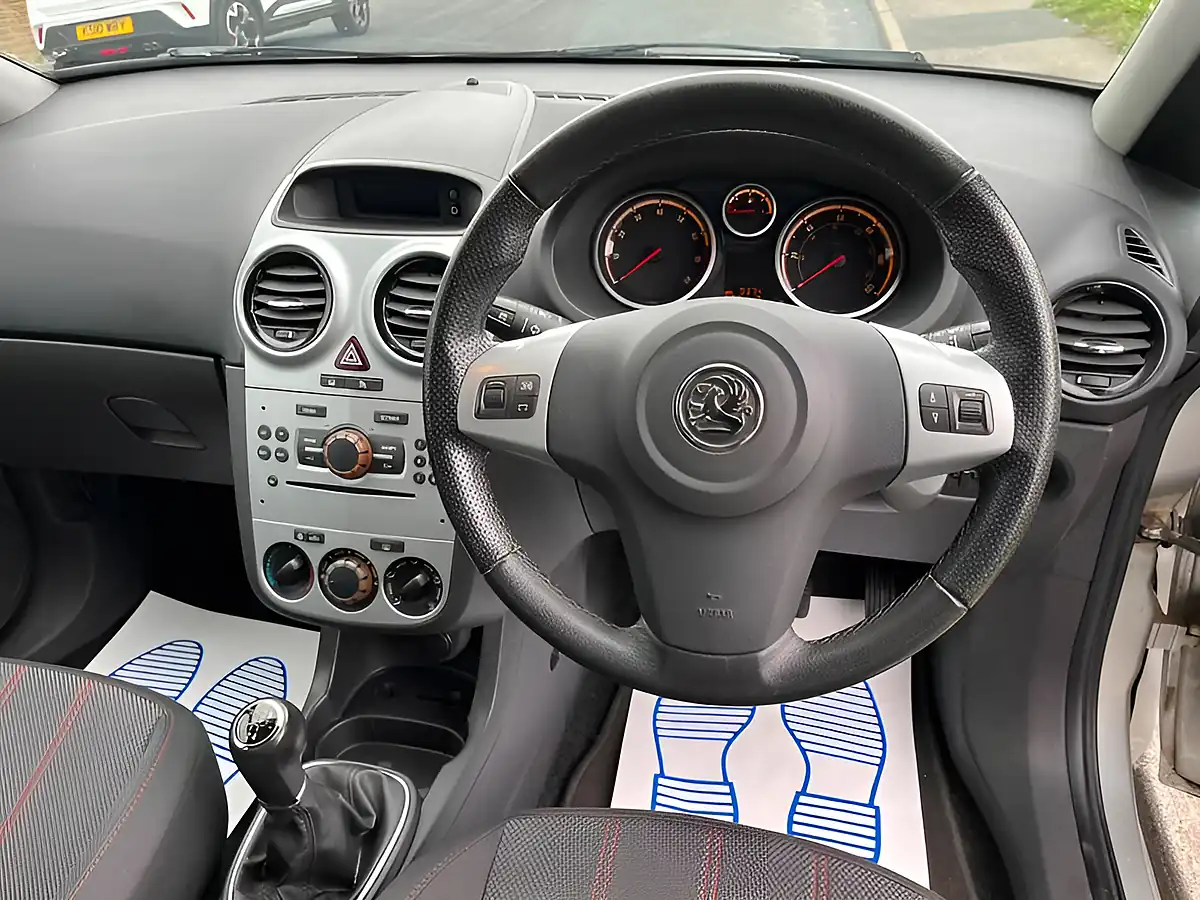 Used 2010 Vauxhall Corsa Sxi Silver - Interior and Exterior details 17