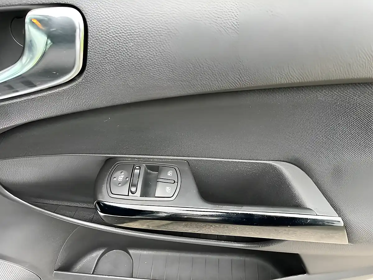 Used 2010 Vauxhall Corsa Sxi Silver - Interior and Exterior details 18