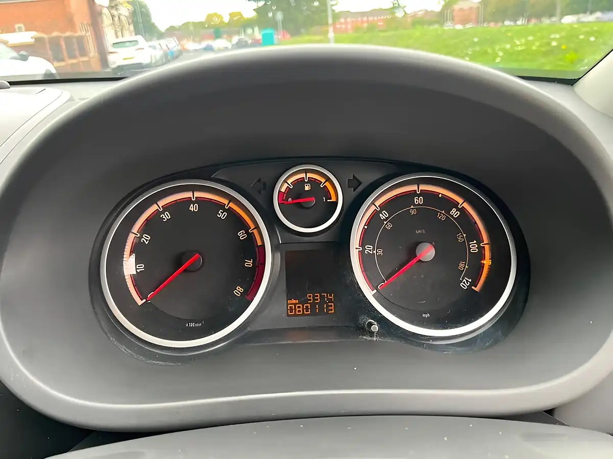 Used 2010 Vauxhall Corsa Sxi Silver - Interior and Exterior details 19